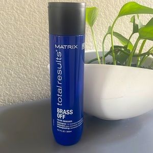 Total Results Brass Off Clarifying Blue Shampoo - Matrix